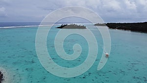 A snorkelling tour boat passing Muri beach lagoon at Rarotonga