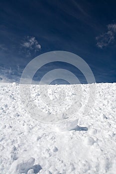 La neve un cielo blu nuvole 