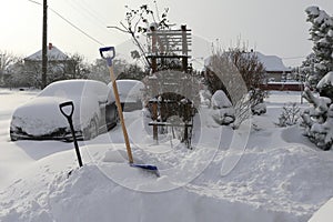 La neve. la neve pale Dare lontano guidare. 