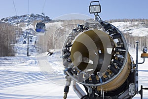 Snow cannon for artificial snow