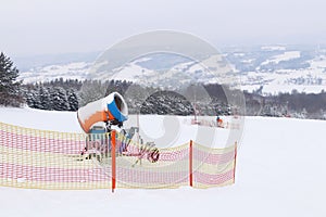 La neve cannone creazione artificiale la neve rack sul sciare piste inverno. preparazione da la neve copertura gli sport azioni 