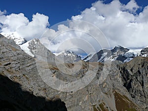 La neve limitato montagne 