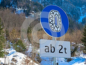 Snow chain obligation traffic sign