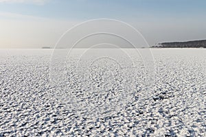 Sneh krytie z formulár na z mrazené rieka 