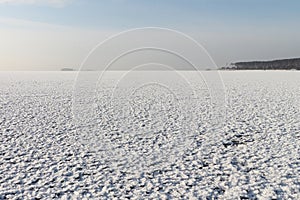 La nieve cobertura de forma sobre el de congelado un rio 