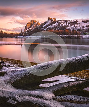 Snow Covered Devin Castle ar Sunrise