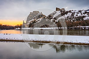Zasnežený hrad Devín pri východe slnka