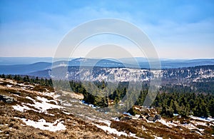 Der schnee bedeckt berge im 