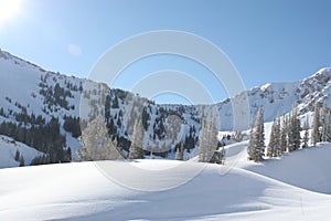 Der schnee bedeckt hügel 