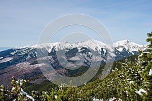 Zasněžené vrcholky hor a turistické stezky na slovensku tatra