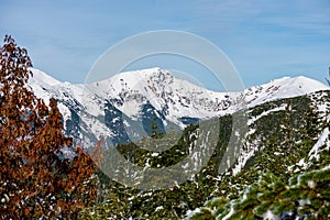 Zasněžené vrcholky hor a turistické stezky na slovensku tatra