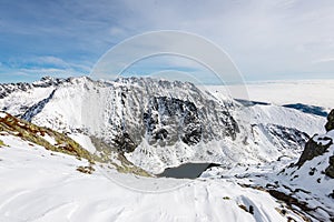 Zasnežené horské štíty a turistické chodníky na slovensku Tatry