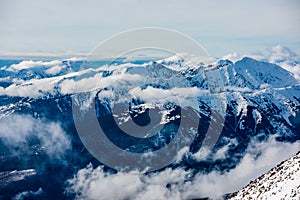 Zasnežené horské štíty a turistické chodníky na slovensku Tatry