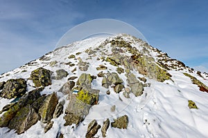 Zasnežené horské štíty a turistické chodníky na slovensku Tatry