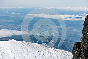 Zasnežené horské štíty a turistické chodníky na slovensku Tatry