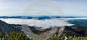 Zasnežené horské štíty a turistické chodníky na slovensku Tatry