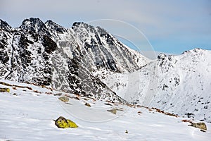 Zasnežené horské štíty a turistické chodníky na slovensku Tatry