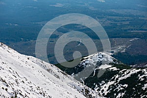 Zasnežené horské štíty a turistické chodníky na slovensku Tatry