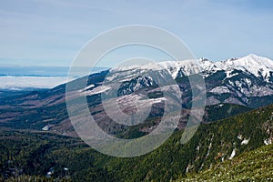 Zasnežené horské štíty a turistické chodníky na slovensku Tatry