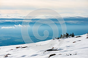 Zasněžené vrcholky hor a turistické stezky na slovensku tatra