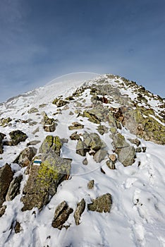 Zasnežené horské štíty a turistické chodníky na slovensku Tatry