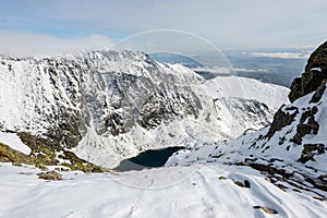 Zasnežené horské štíty a turistické chodníky na slovensku Tatry