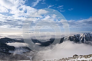 Zasnežené hory s mrakmi a hmlou v údolí, Nízke Tatry Ďumbier, Slovensko