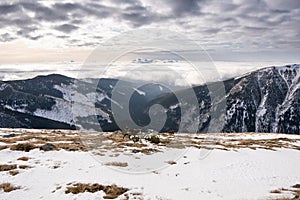 Zasněžené hory s mraky a mlhou v údolí, Nízké Tatry Ďumbier, Slovensko