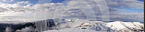 Zasnežené hory s mrakmi a hmlou v údolí, Nízke Tatry Ďumbier, Slovensko