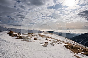 Zasněžené hory s mraky a mlhou v údolí, Nízké Tatry Ďumbier, Slovensko