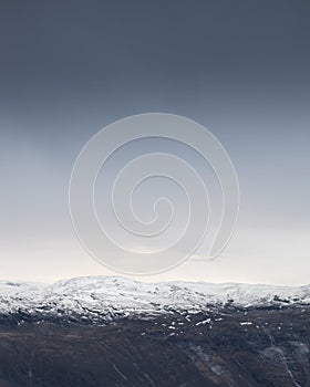 La nieve cubierto montanas en Noruega 