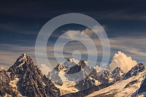 La neve coperto montagne un roccioso picchi francese Alpi 