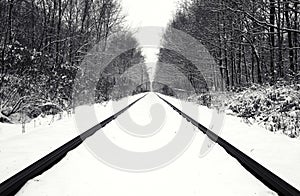 La neve coperto linee ferroviarie orologio 