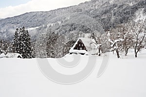 La nieve cubierto cubierto casa en municipio, Japón 