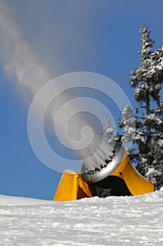 Snow gun