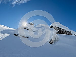Snow levels on the summits of the mountains, the intensity and the beauty of the winter sun