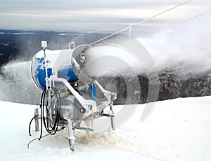 Snow making cannon machine