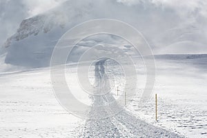 La neve orologio sul montagne 