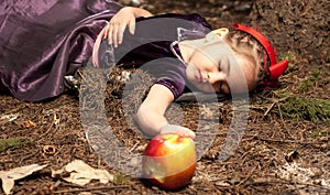 Snow white and apple litle girl