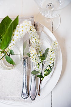 Snow white wedding table decor