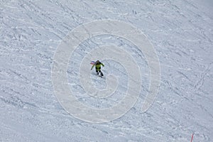 Snowboardista na svahu freeride