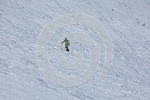 Snowboardista na svahu freeride