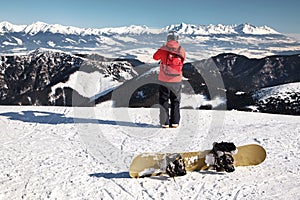 Snowboardista na kopci