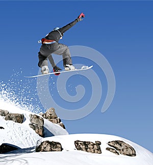 Snowboardista skákání 