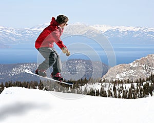 Snowboardista skákání 