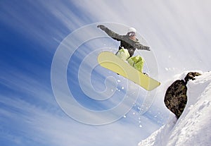 Snowboardista skákání 