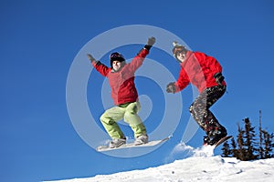 Snowboardista skákání 