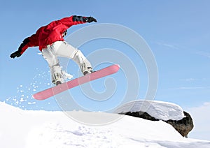 Snowboardista skákání 