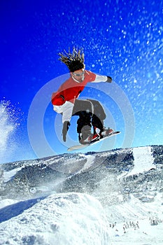 Snowboardista robiť skok 