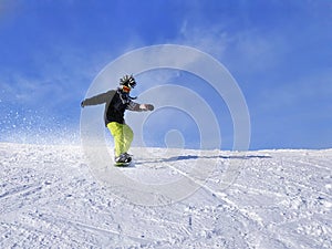 Snowboarder mohawk in turn on the rear edge